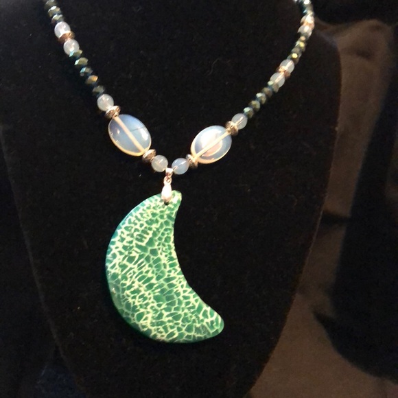 Dragon Veins moon necklace - Picture 1 of 6